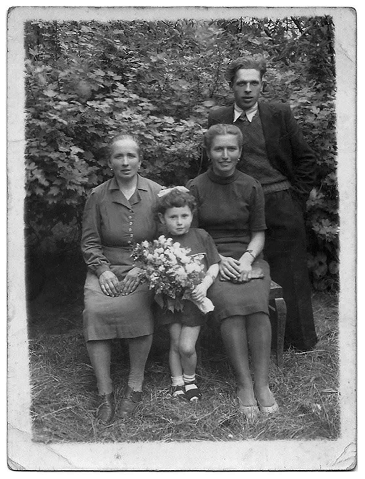 La niña de todos los nombres, la mujer que sobrevivió al Holocausto | Ornitorrinco En Polonia con la familia Shipula. Foto/Archivo personal de Mónica Dawidowicz.