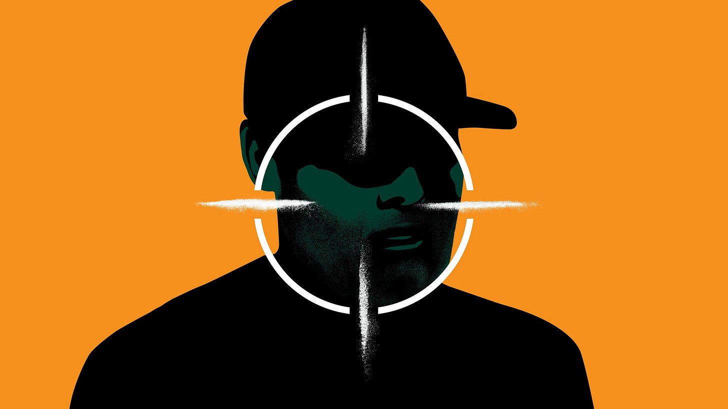 Uomo con un bersaglio bianco addosso. Uomo con un bersaglio bianco addosso.