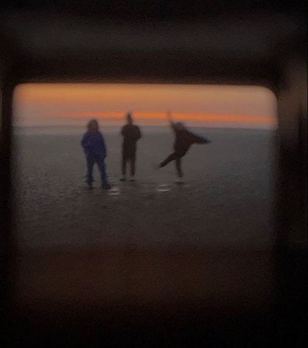 Três irmãos brincando.