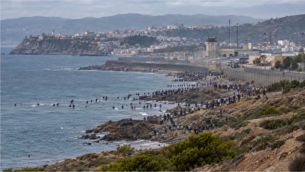 A group of people on a beach

Description automatically generated