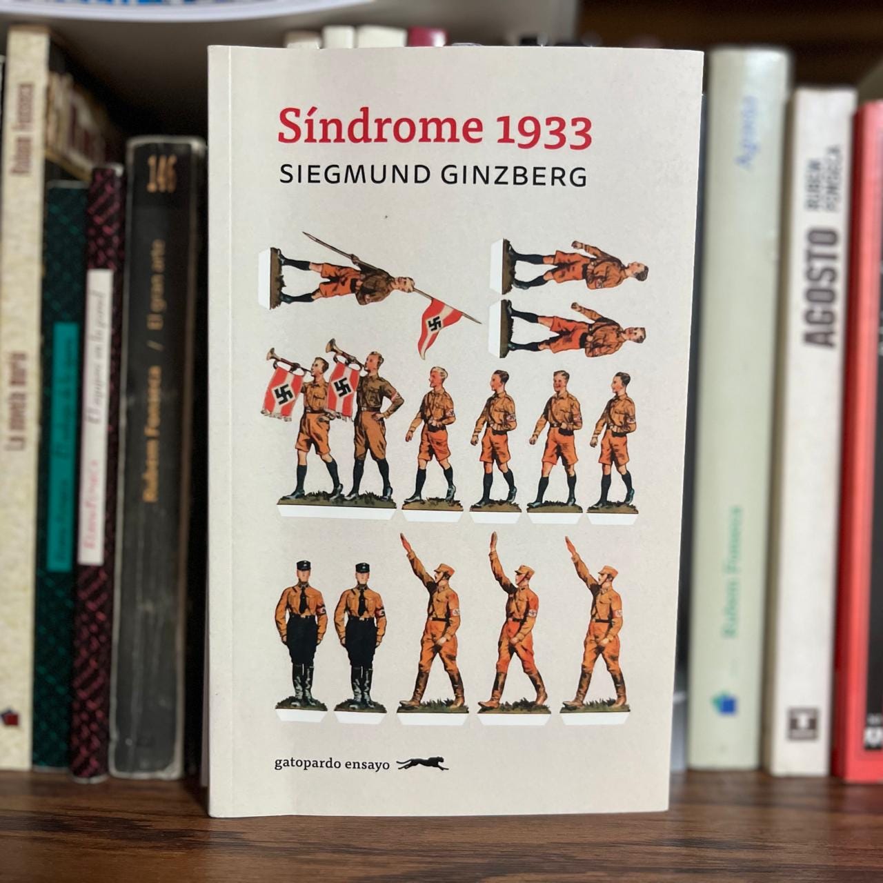 Portada del libro Síndrome 1933, de Siegmund Ginzberg. Gatopardo Ediciones, 2024 Portada del libro Síndrome 1933, de Siegmund Ginzberg. Gatopardo Ediciones, 2024