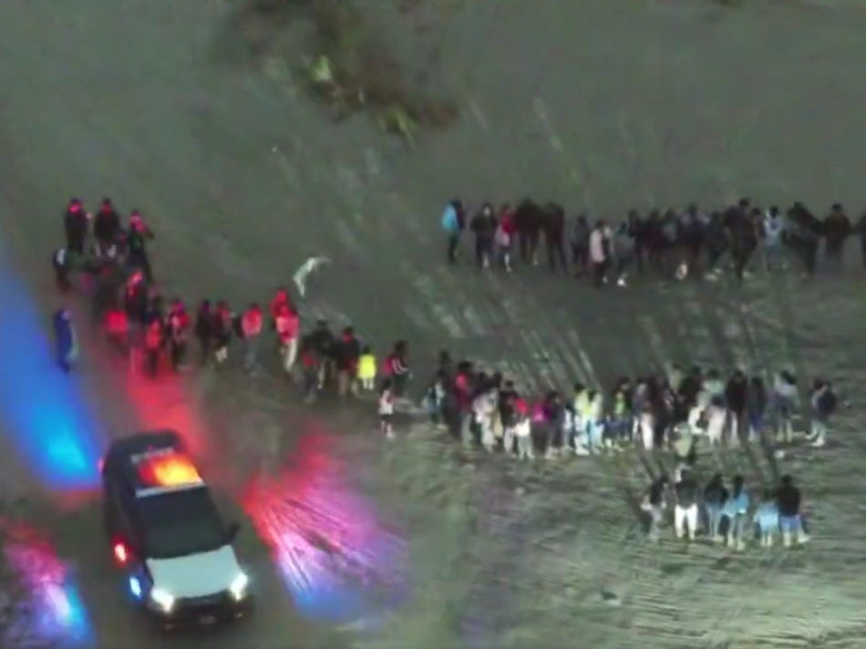 Texas State Trooper encounters large group of migrants in Eagle Pass Texas State Trooper encounters large group of migrants in Eagle Pass