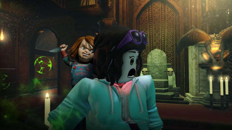 Chucky rides on the back of a Griefville: Survive the Nightmare player before stabbing them