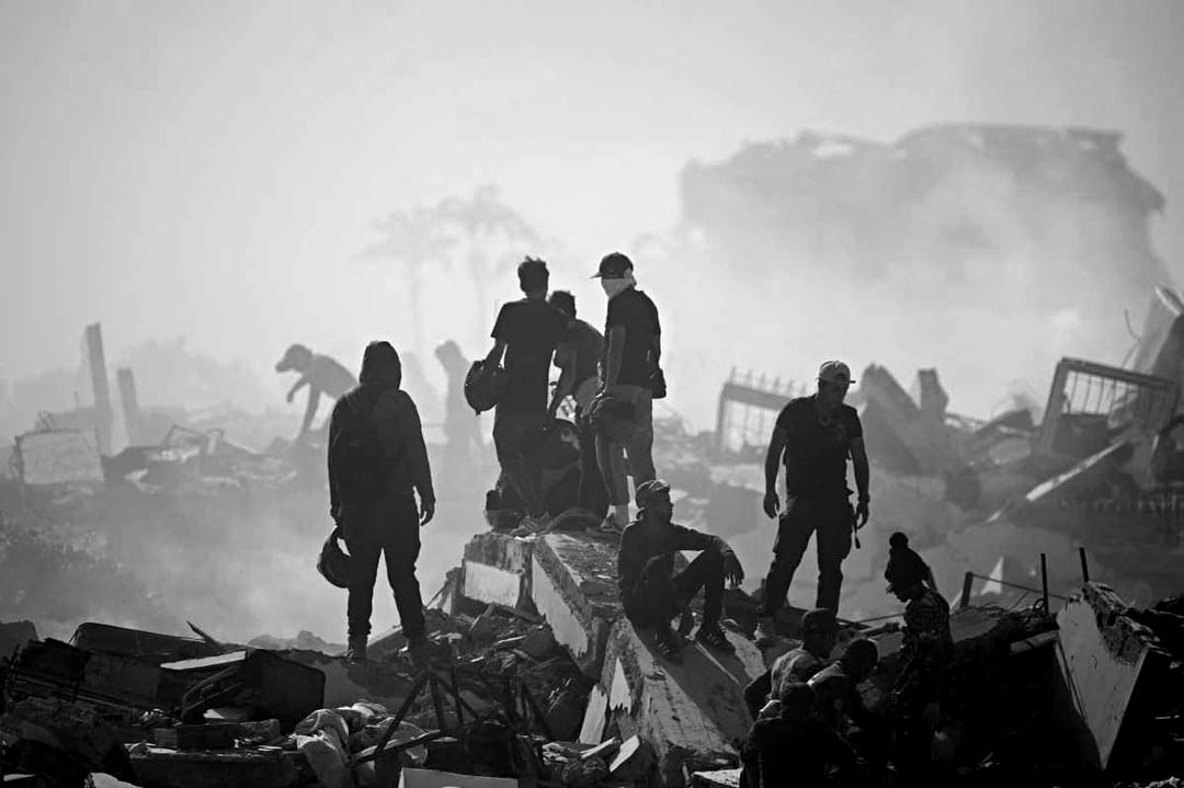 Civiles en la costa central de Venezuela, ayudan a rescatar a sus vecinos bajo los escombros. Civiles en la costa central de Venezuela, ayudan a rescatar a sus vecinos bajo los escombros.