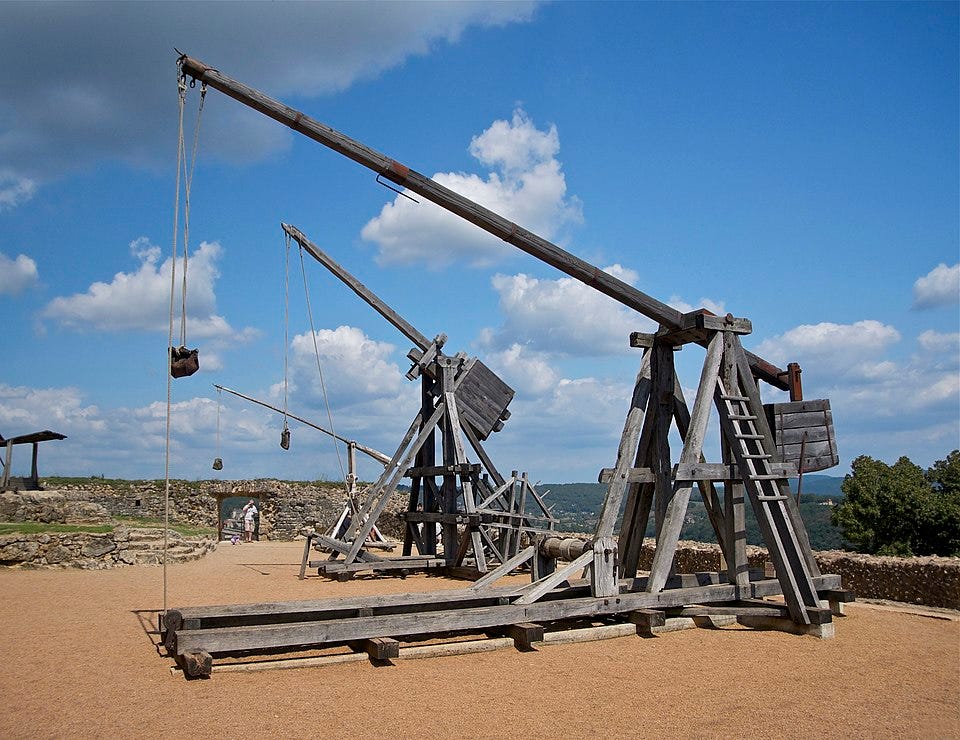 File:Trois trébuchets Castelnaud.jpg