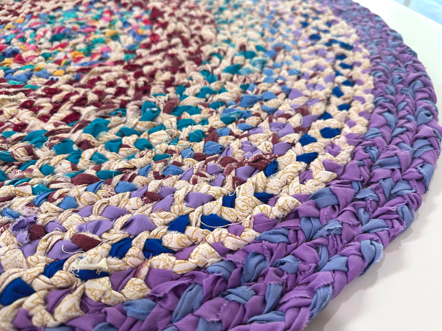 Tapete Trançado com lençóis velhos