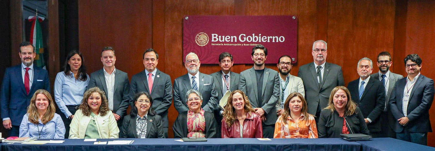La secretaria Raquel Buenrostro, al centro, de lentes, con los invitados al diálogo para reformar la ley de datos personales. Foto: SABG