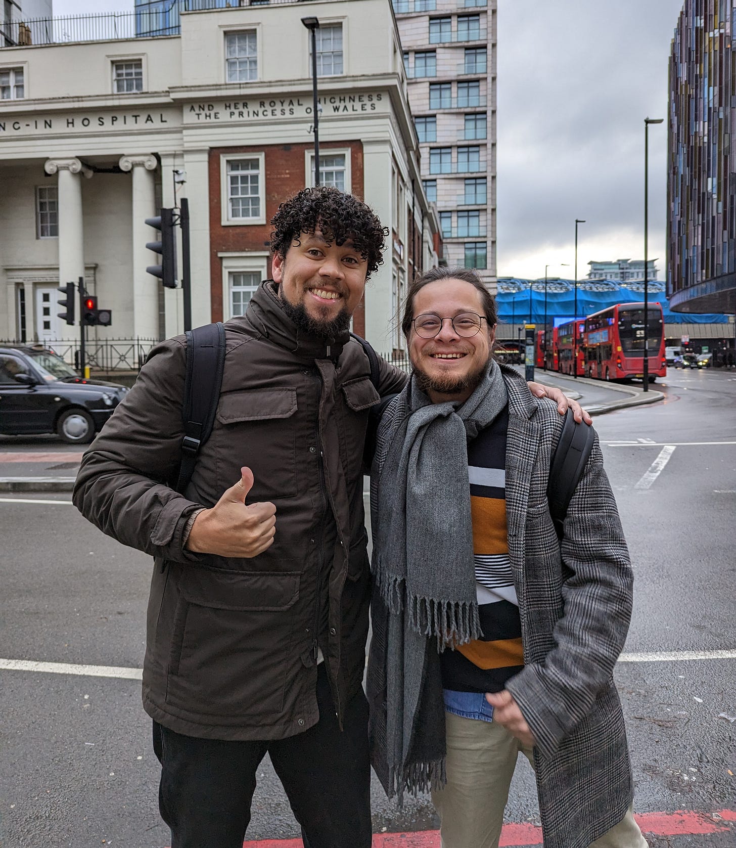 Foto minha com cara de sono e assustado ao encontrar um colega nas ruas de Londres.
