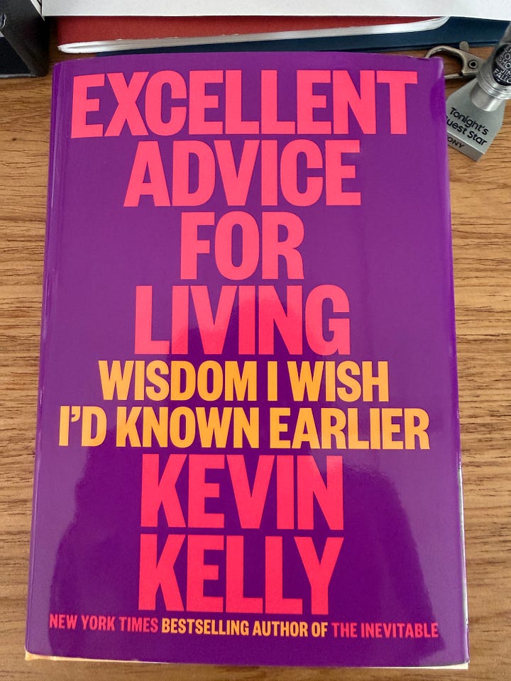Galeria com duas imagens do livro Excellent Advice for Living (Kevin Kelly): (1) a capa roxa com o título em letras grandes; (2) uma página interna com a citação dos ‘três filtros’: ‘Is it true? Is it necessary? Is it kind?’.