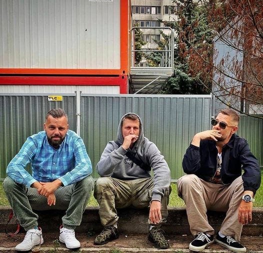 Może być zdjęciem przedstawiającym co najmniej jedna osoba, ludzie siedzą i na świeżym powietrzu