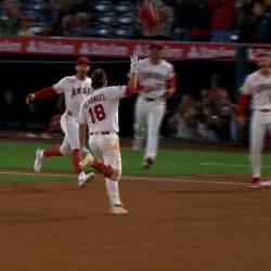 Nolan Schanuel lo gana con hit de oro Nolan Schanuel lo gana con hit de oro