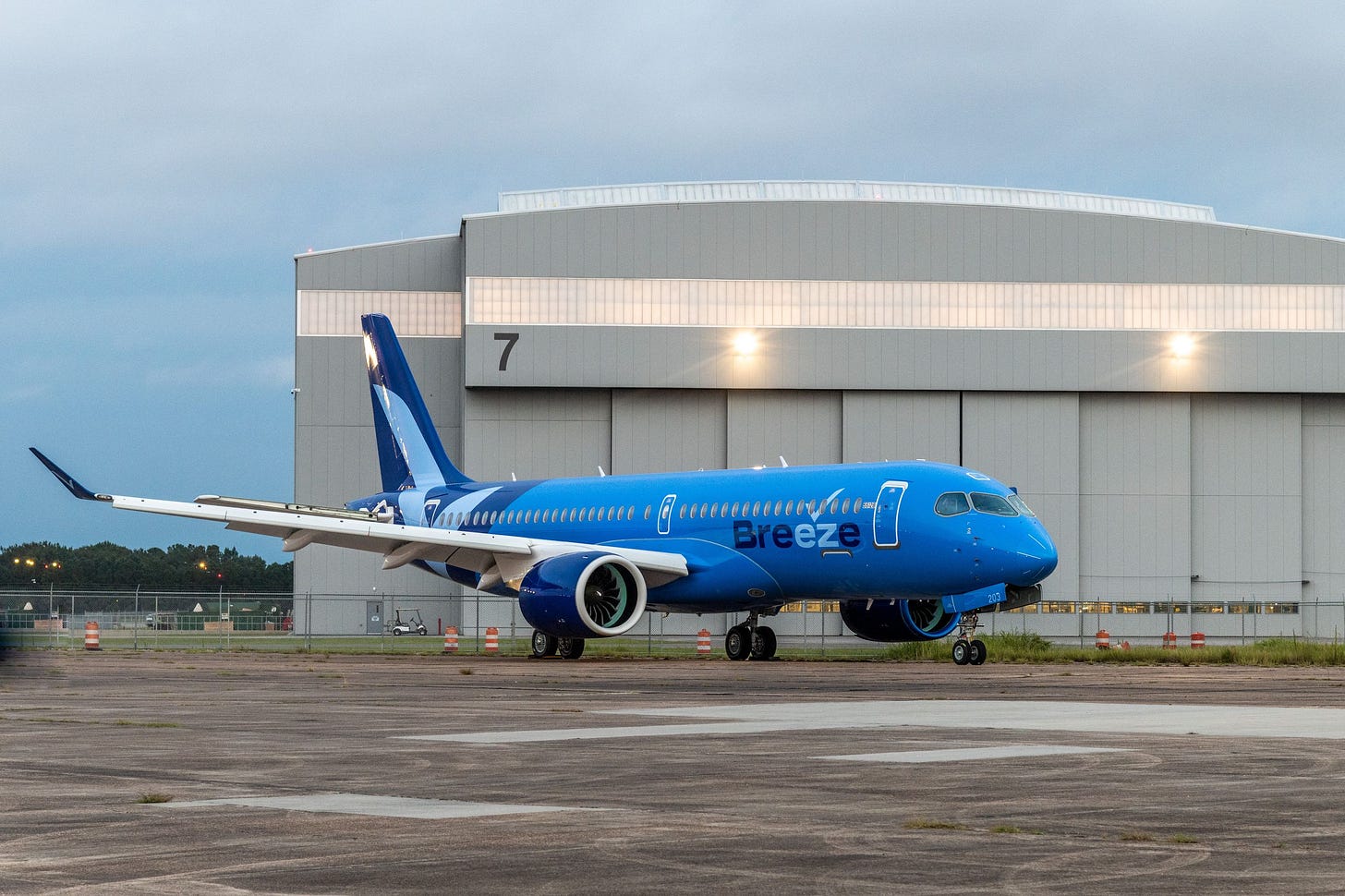Breeze Airways Airbus A220-300 Breeze Airways Airbus A220-300