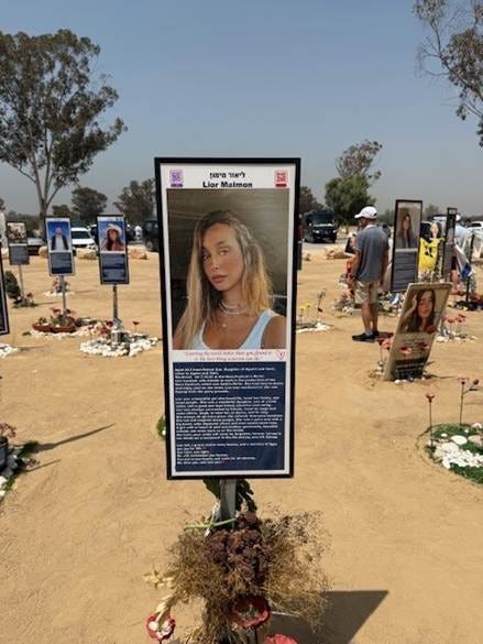 A sign with a person's face on it

AI-generated content may be incorrect.