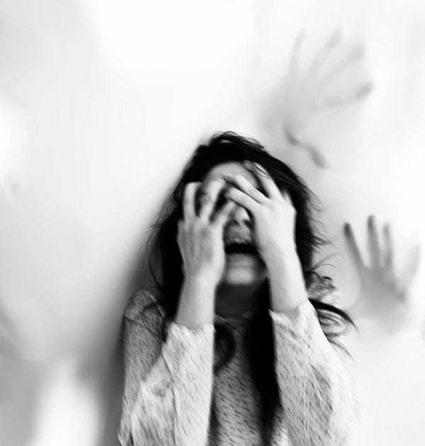Immagine in bianco e nero di una donna spaventata vittima di violenza.
Foto tratta dal progetto "Nell'antro della mia paura" (C)Monica Monimix Antonelli, a sostegno della lotta contro la violenza sulle donne.