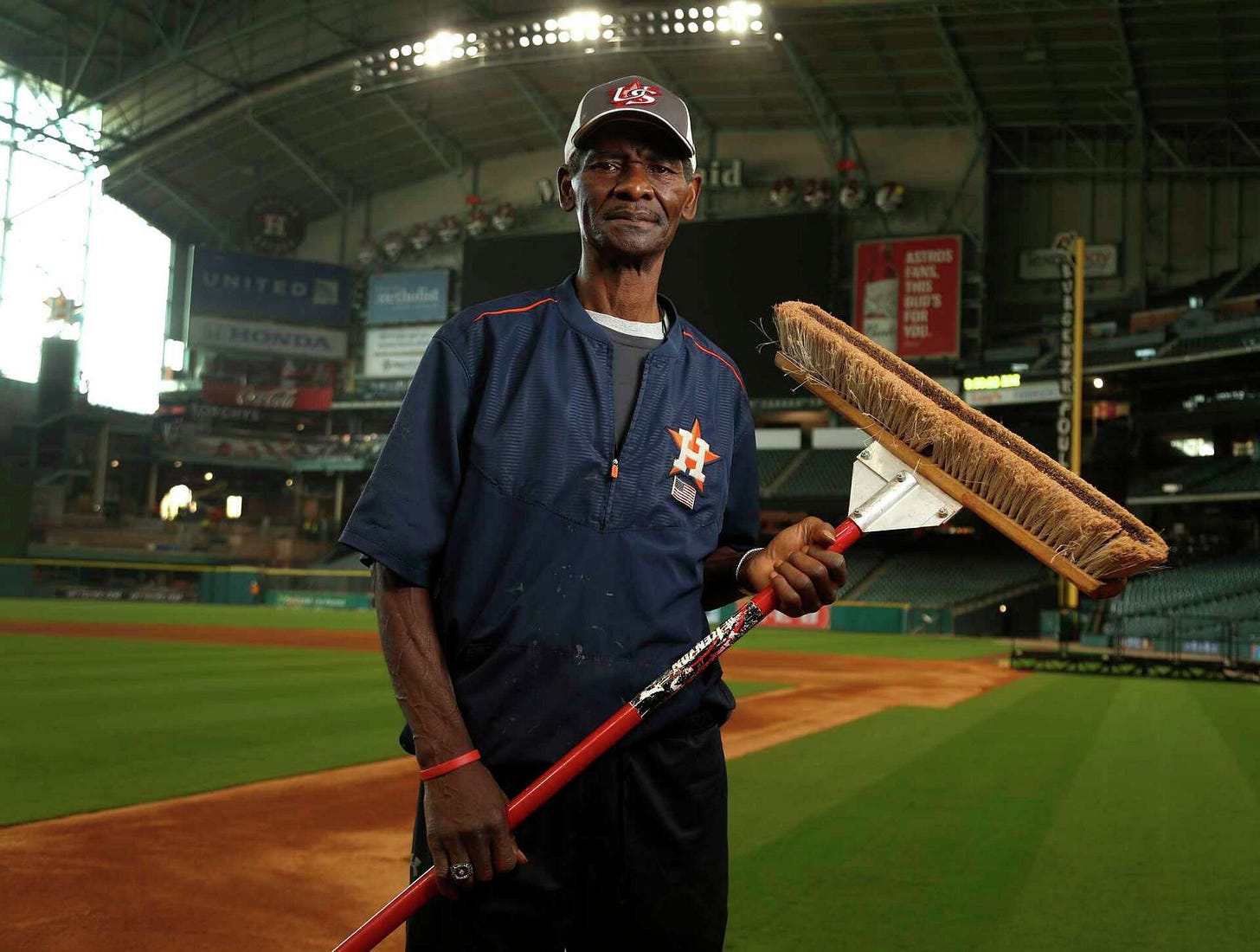 After 46 years with Astros, groundskeeper Willie Berry earns a mound of  respect