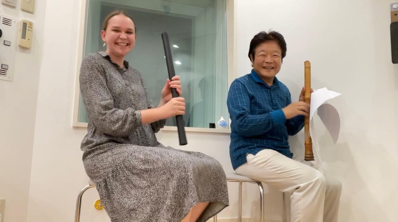 A person and person sitting in a room with a flute

AI-generated content may be incorrect.