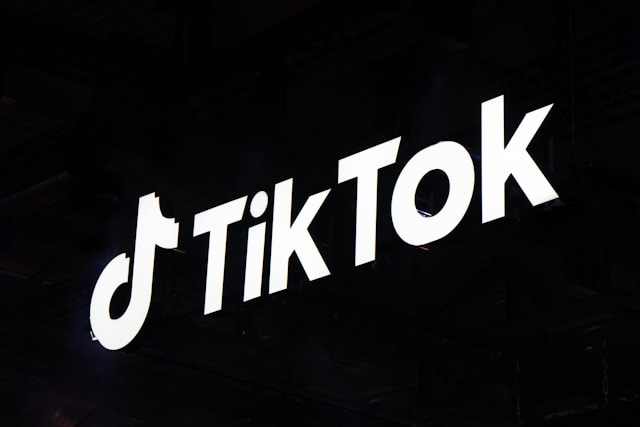 TikTok Shop terus menguatkan posisinya di lanskap e-commerce global / Unsplash