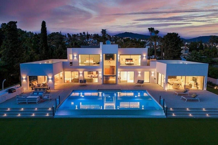 LARGE MODERN VILLA WITH HEATABLE INFINITY POOL AND 7 BEDROOMS - Estepona | Abritel LARGE MODERN VILLA WITH HEATABLE INFINITY POOL AND 7 BEDROOMS - Estepona | Abritel