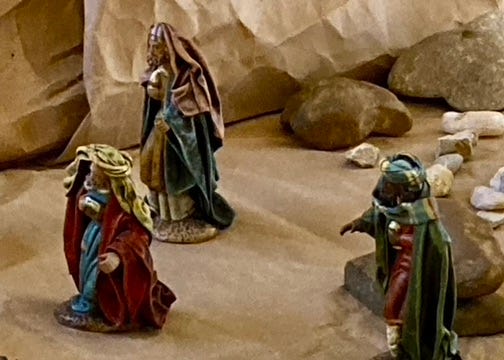 A group of statues on a table

AI-generated content may be incorrect.