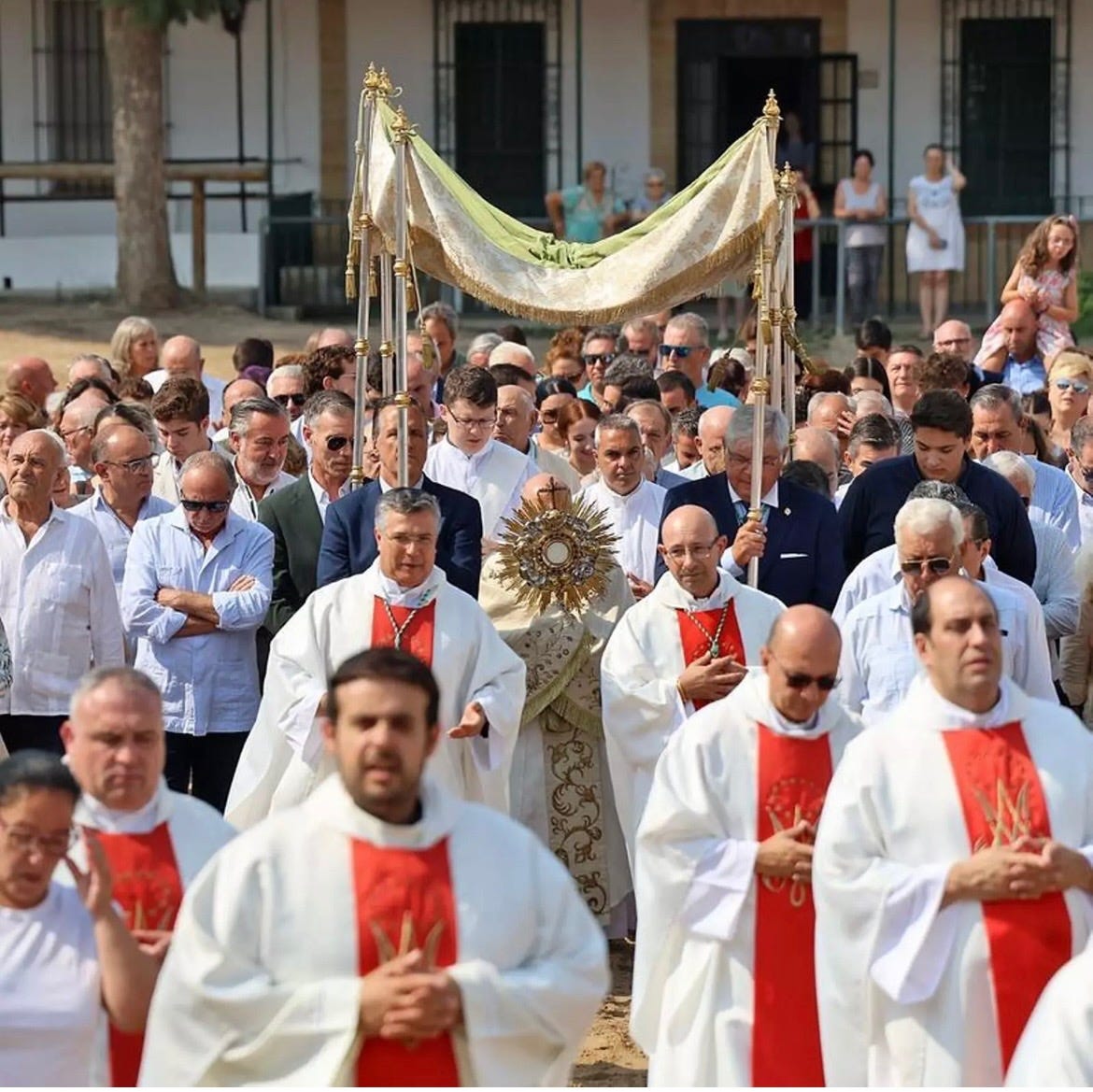 Rocío Chico 2025: Solemne Función Votiva y Procesión Eucarística, con el Santísimo bajo palio por el entorno del Santuario / Alberto Domínguez Rocío Chico 2025: Solemne Función Votiva y Procesión Eucarística, con el Santísimo bajo palio por el entorno del Santuario / Alberto Domínguez