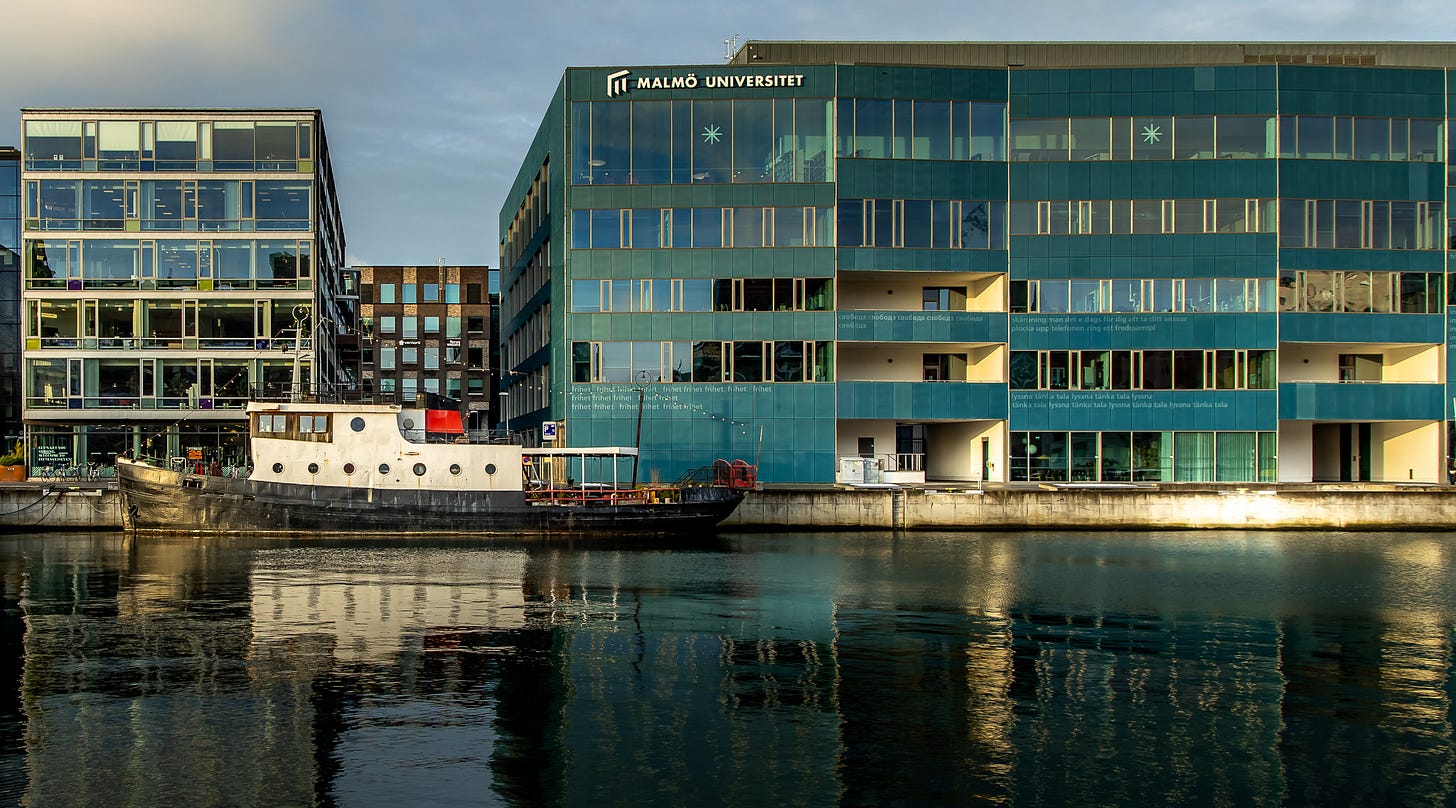 A boat on the water

AI-generated content may be incorrect.