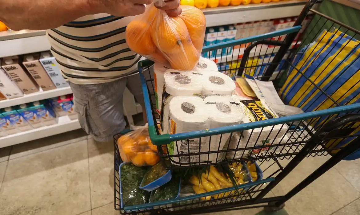 Intenção de consumo das famílias cai 0,5% em fevereiro, aponta CNC |  Agência Brasil