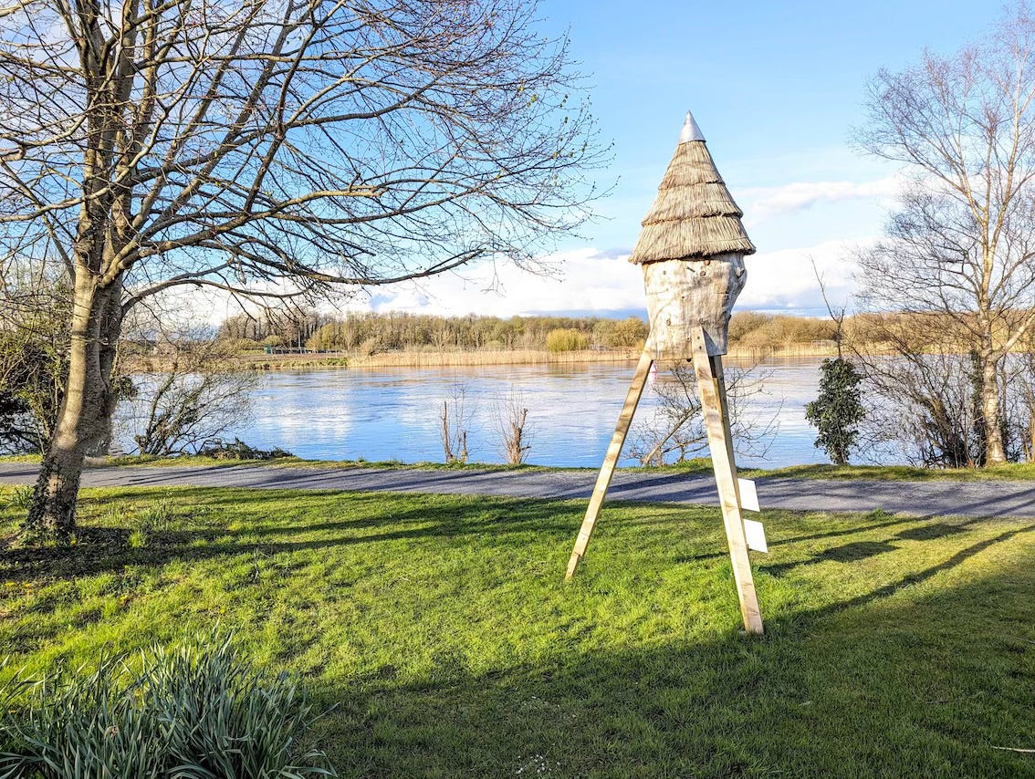 Une immense ruche construite par l’homme, posée dans la prairie au bord de la rivière Corrib, à Galway, en Irlande. Une immense ruche construite par l’homme, posée dans la prairie au bord de la rivière Corrib, à Galway, en Irlande.