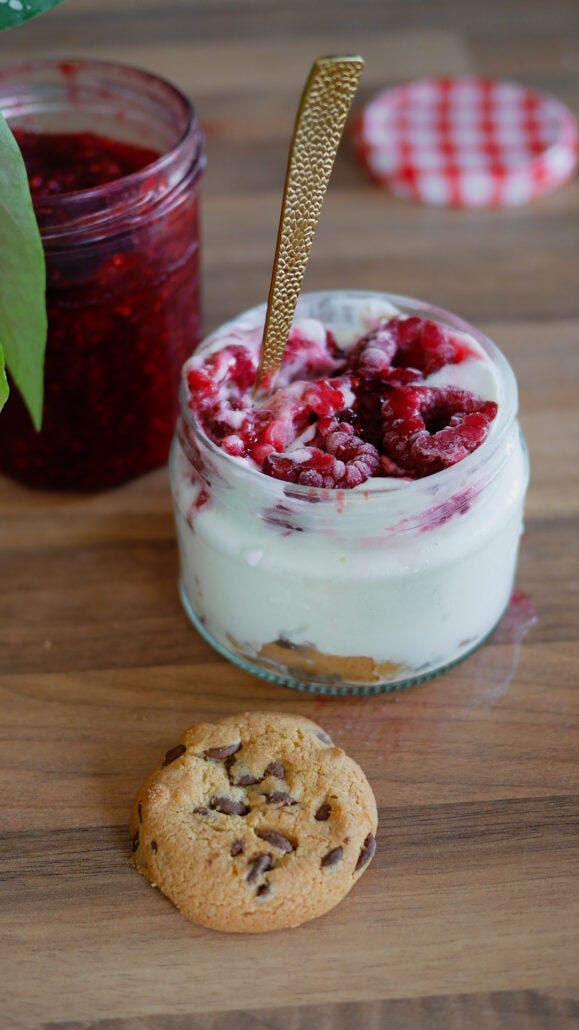 Glace sundae maison framboise avec biscuit dans un pot en verre