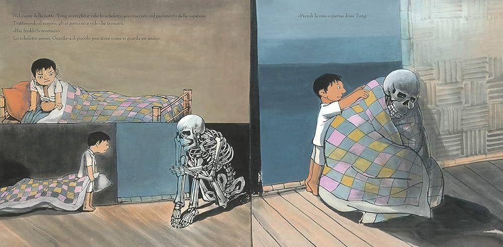 Doppia pagina illustrata di un libro per bambini. A sinistra, un bambino di nome Tong guarda con curiosità uno scheletro rannicchiato sul pavimento di una capanna; a destra, lo stesso bambino copre amorevolmente lo scheletro con una coperta colorata a quadri. Il testo riporta il dialogo in cui il piccolo pescatore si prende cura dello scheletro che trema dal freddo.