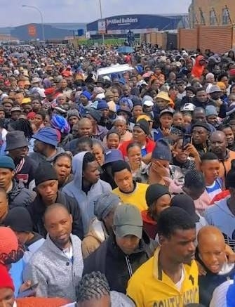 WATCH | TEMBISA YOUTH MARCH TO OLIFANTSFONTEIN FACTORIES DEMANDING JOBS, TEMBISA– Hundreds of unemployed young people from Tembisa marched to factories in Olifantsfontein, calling for employment ...
