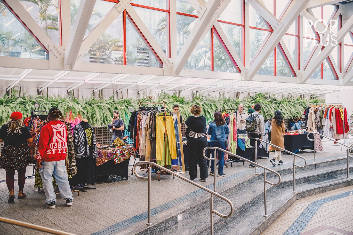 Pode ser uma imagem de 9 pessoas e multidão