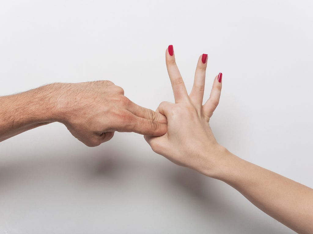 Twee handen raken elkaar suggestief aan; twee vingers steken door een opening die door de andere hand wordt gevormd. Twee handen raken elkaar suggestief aan; twee vingers steken door een opening die door de andere hand wordt gevormd.