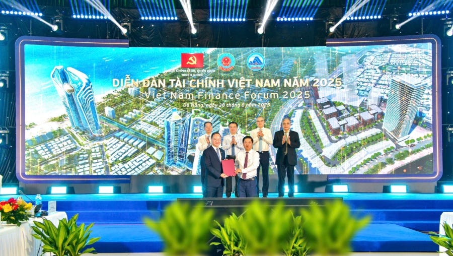 Ông Lê Quang Vinh - Tổng giám đốc Vietcombank (bên trái) và ông Lương Nguyễn Minh Triết - UV dự khuyết BCH TW Đảng, Chủ tịch UBND TP Đà Nẵng trao biên bản ghi nhớ hợp tác trước sự chứng kiến của Đoàn Chủ toạ phiên toàn thể Diễn đàn tài chính thường niên Việt Nam năm 2025. Ông Lê Quang Vinh - Tổng giám đốc Vietcombank (bên trái) và ông Lương Nguyễn Minh Triết - UV dự khuyết BCH TW Đảng, Chủ tịch UBND TP Đà Nẵng trao biên bản ghi nhớ hợp tác trước sự chứng kiến của Đoàn Chủ toạ phiên toàn thể Diễn đàn tài chính thường niên Việt Nam năm 2025.