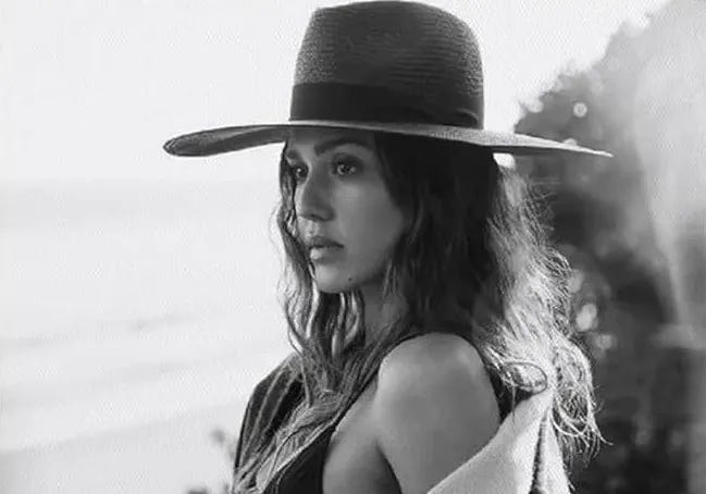 RIPOSTE NETFLIX Jessica Alba LE CASTOR NEWS