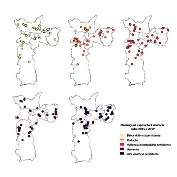 TEXTO ALT: Cinco mapas da cidade de São Paulo apresentam pontos coloridos que representam as mudanças na exposição à violência entre 2015 e 2019. A legenda classifica as áreas em cinco categorias: baixa violência persistente, redução, violência intermediária persistente, aumento e alta violência persistente. As cores variam do amarelo-claro ao roxo-escuro, indicando diferentes padrões de mudança ao longo do período. TEXTO ALT: Cinco mapas da cidade de São Paulo apresentam pontos coloridos que representam as mudanças na exposição à violência entre 2015 e 2019. A legenda classifica as áreas em cinco categorias: baixa violência persistente, redução, violência intermediária persistente, aumento e alta violência persistente. As cores variam do amarelo-claro ao roxo-escuro, indicando diferentes padrões de mudança ao longo do período.