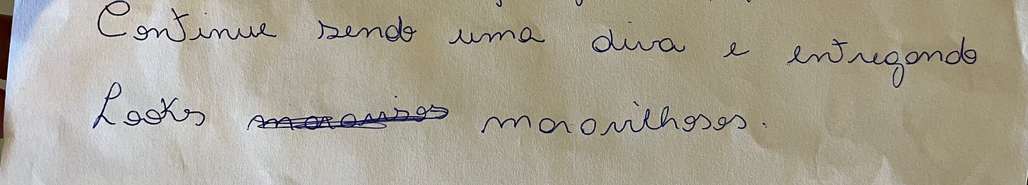 Pedaço de papel escrito à mão em que se lê continue sendo uma diva e entregando looks maravilhsos
