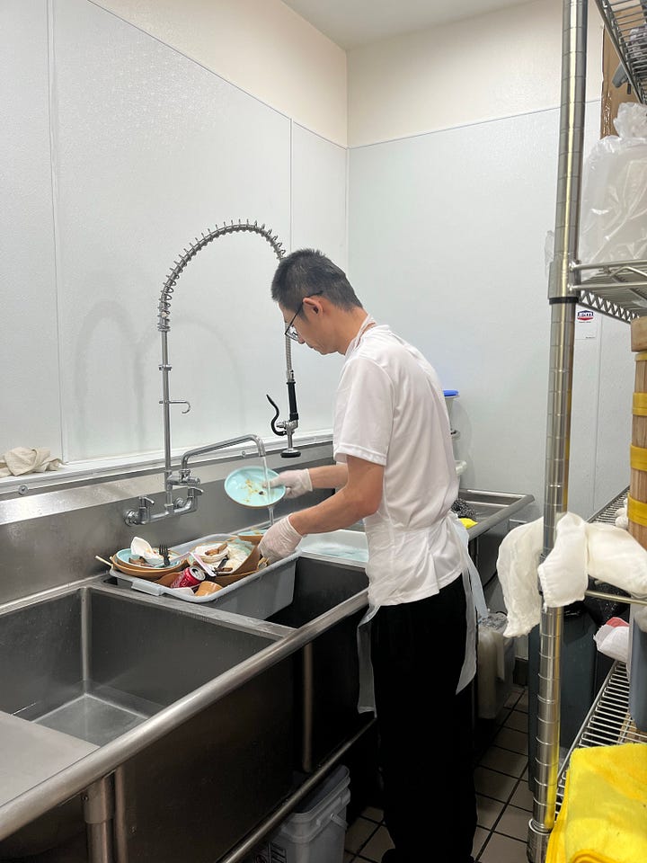 盛虎在美国的餐厅洗碗