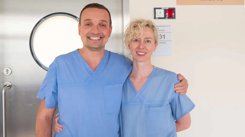 Dr Daniel Maliszewski (neurochirurg) i dr Ewa Migacz (otolaryngolog) po pierwszej operacji pacjenta z alzheimerem Dr Daniel Maliszewski (neurochirurg) i dr Ewa Migacz (otolaryngolog) po pierwszej operacji pacjenta z alzheimerem