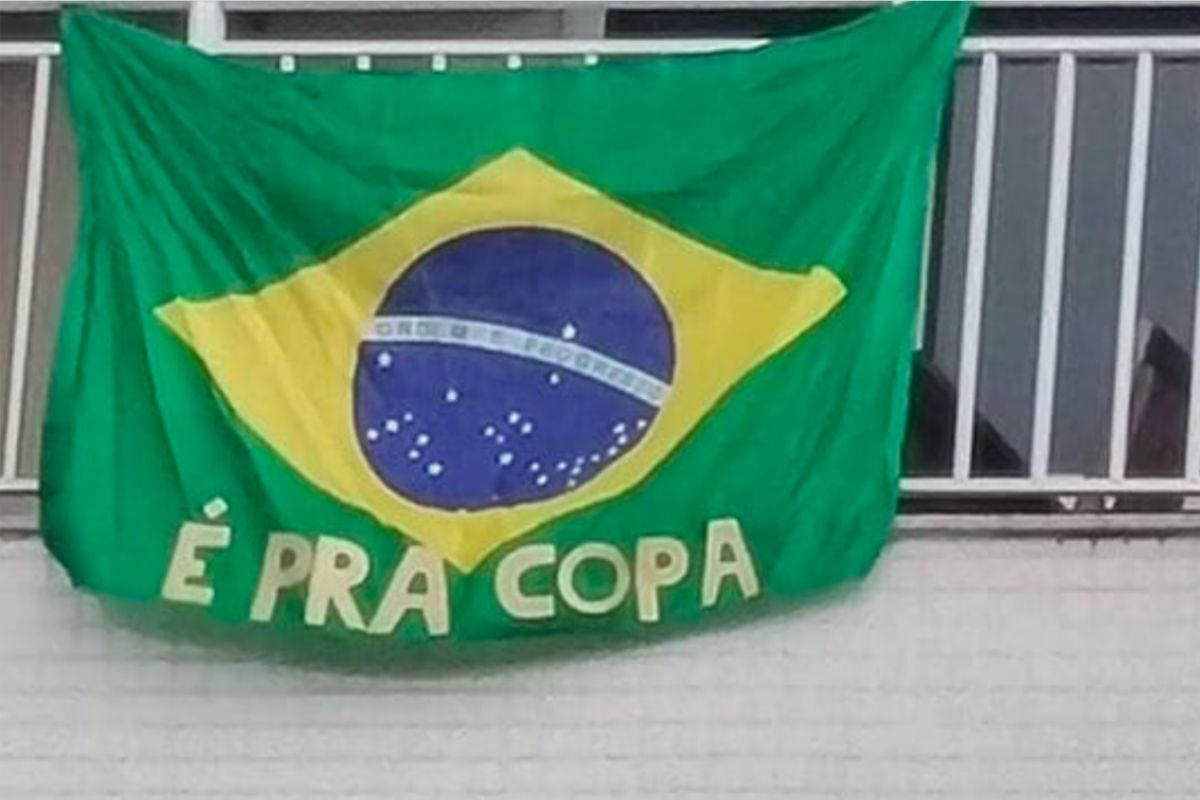Foto de bandeira do Brasil com mensagem peculiar volta a viralizar; veja