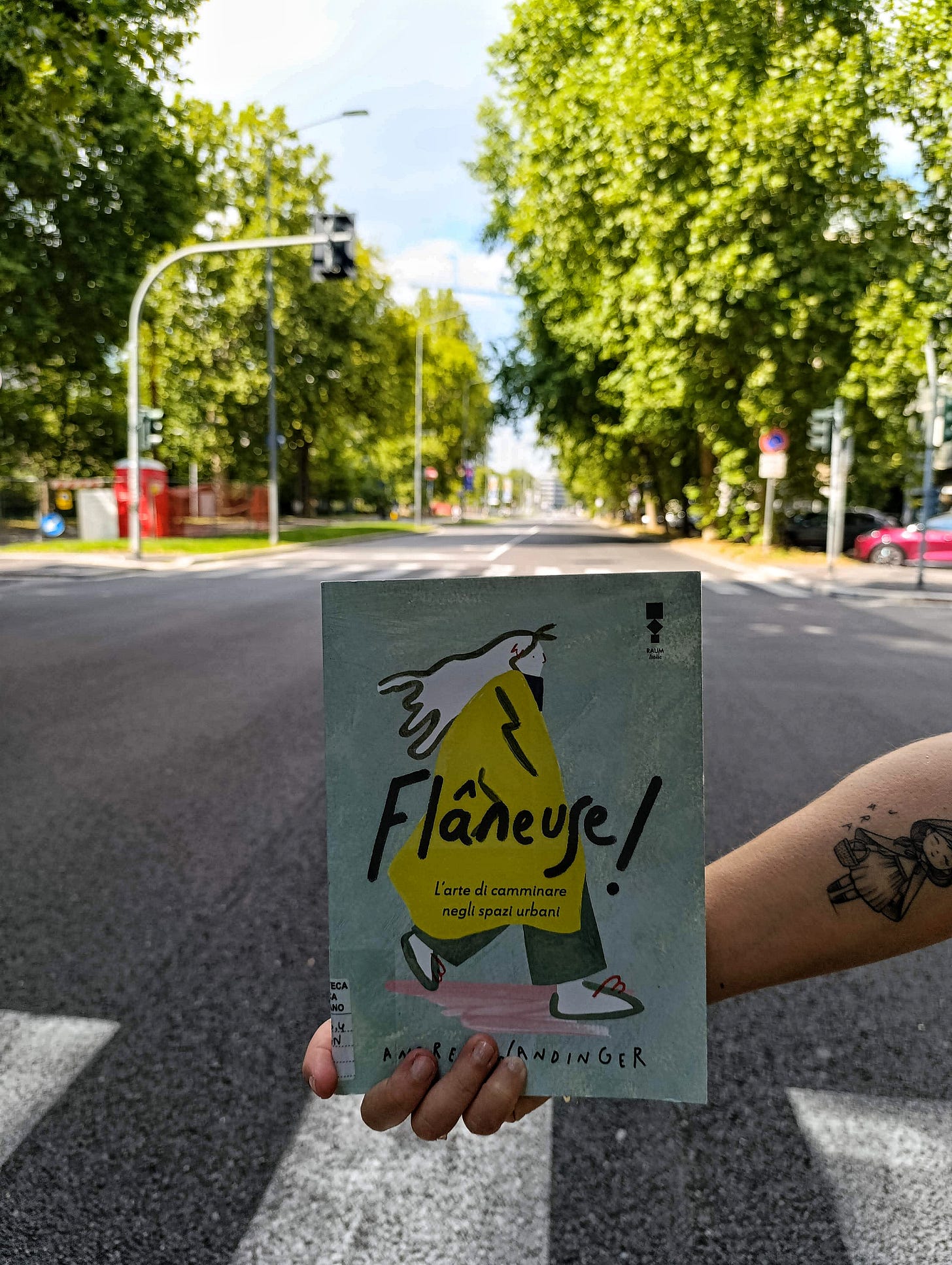 Andrea Wandinger, Flâneuse! L'arte di camminare negli spazi urbani. RAUM Italic, 2024, Corraini Edizioni