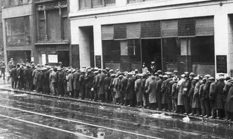Unemployed New Yorkers queue for bread and handouts during the 1930s Great Depression. Unemployed New Yorkers queue for bread and handouts during the 1930s Great Depression.
