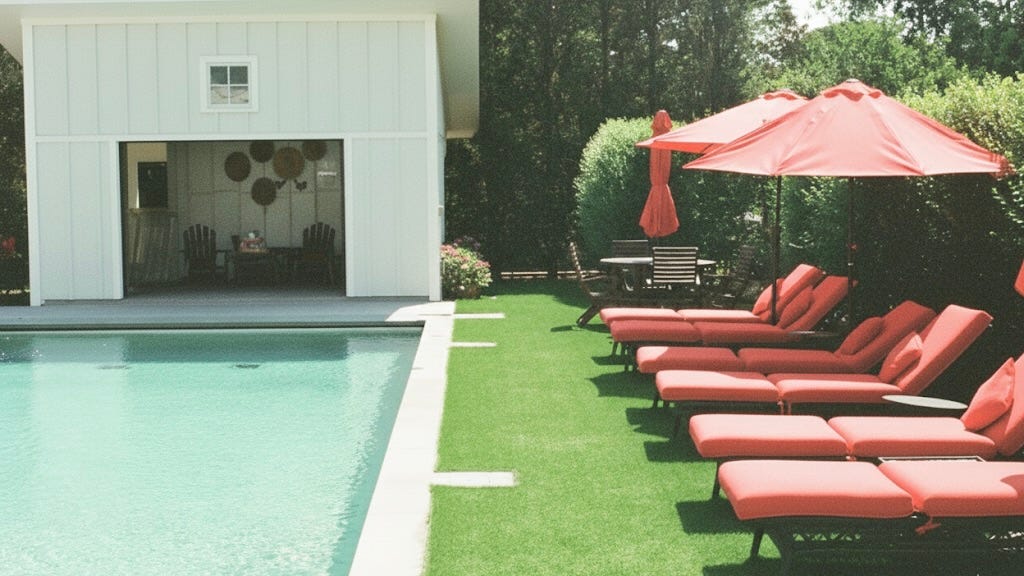Photo of the pool at Seven