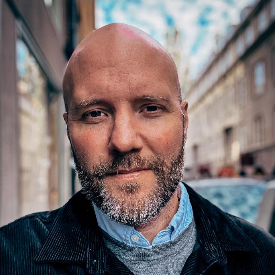 Kan vara en bild av en eller flera personer och skägg