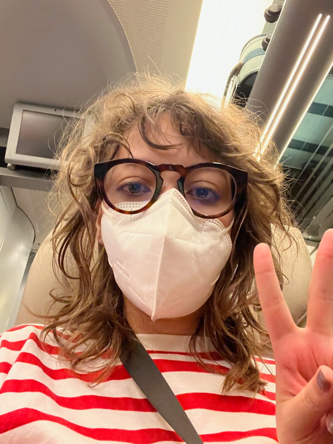 Selfie MUITO descabelada, óculos e olhos inchados, cara de sono e de morte Selfie MUITO descabelada, óculos e olhos inchados, cara de sono e de morte