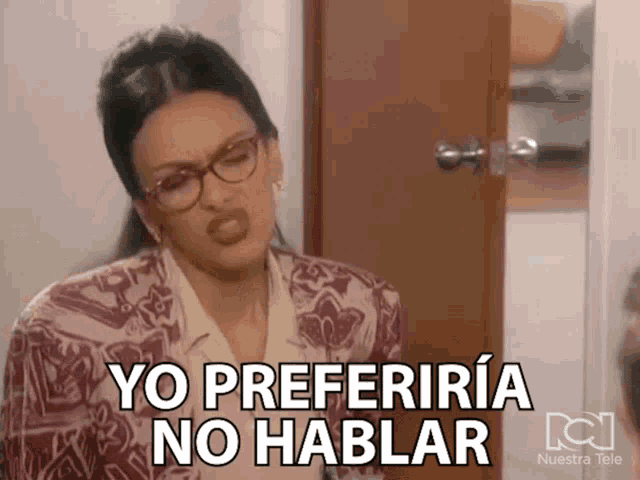 a woman wearing glasses and a purple jacket says yo preferiria no hablar