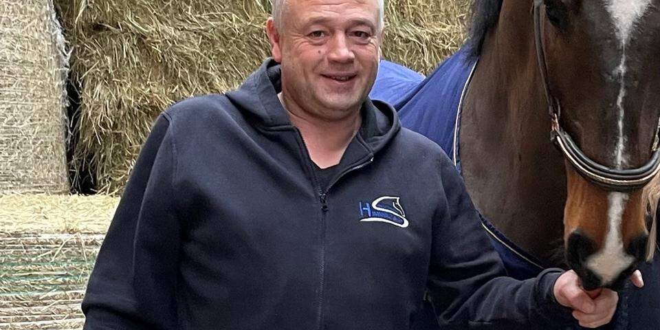 Armin  Himmelreich auf seinem Reiterhof im „Bergerfeld“.