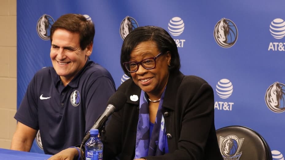 Cynt Marshall and Mark Cuban at a Dallas Mavericks press conference