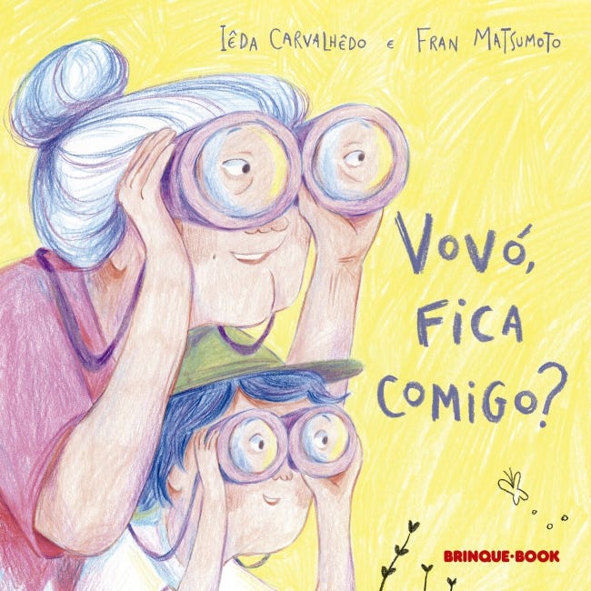A imagem mostra a capa do livro infantil “Vovó, fica comigo?”, de Iêda Carvalhedo e Fran Matsumoto, publicado pela Brinque-Book. O fundo é amarelo com traços que lembram rabiscos feitos à mão, criando uma textura acolhedora e alegre.  No centro, há uma ilustração de uma senhora idosa e uma criança, ambos olhando através de binóculos, com expressões curiosas e sorridentes. A vovó está atrás da criança, usando uma blusa rosa e com cabelos brancos presos em um coque. A criança, em primeiro plano, usa um boné verde e camiseta branca, com cabelo azul curto. Os binóculos ampliam os olhos de ambos, dando um efeito lúdico e divertido à ilustração.  O título do livro, “Vovó, fica comigo?”, está escrito à direita, em letras manuscritas azuis, transmitindo proximidade e afeto. No canto inferior direito, aparece o logotipo da editora Brinque-Book em vermelho. A capa transmite uma sensação de ternura, brincadeira e conexão entre gerações.