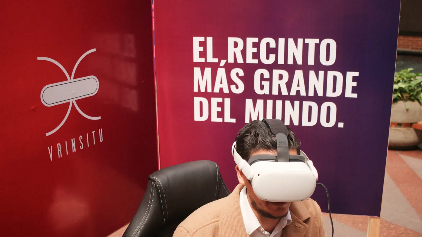 Persona usando lentes VR. Persona usando lentes VR.