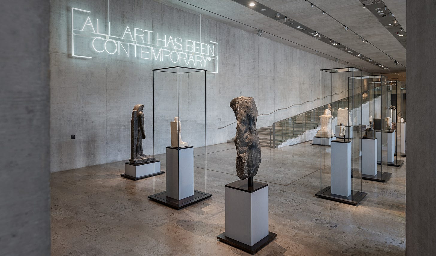Blick in den Raum Kunst und Form über drei Statuen auf die Eingangstreppe.